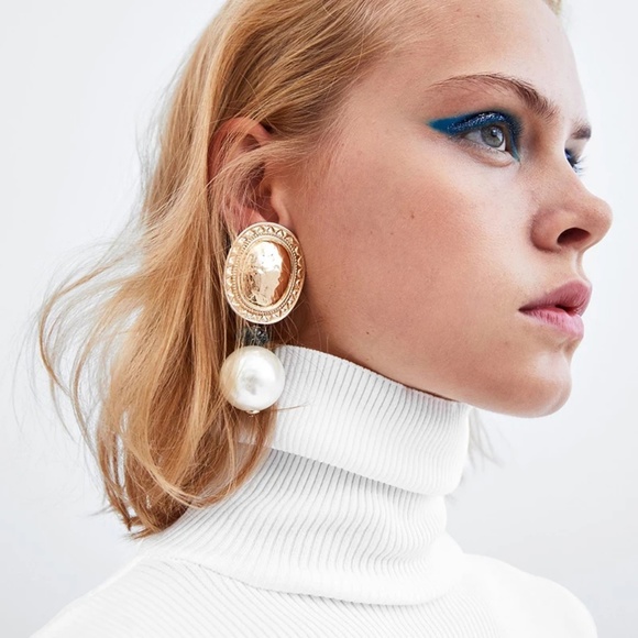 Jewelry - Vintage Simulated Pearl Statement Earrings